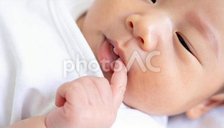 指しゃぶりをする子供　口元のアップ 指しゃぶり,おしゃぶり,赤ちゃんの写真素材