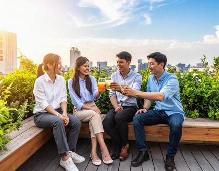 若手社員たちの楽しい休憩時間の写真