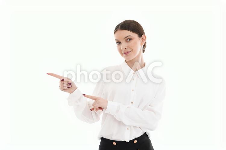 両手で指差す女性 女性,指差し,微笑むの写真素材