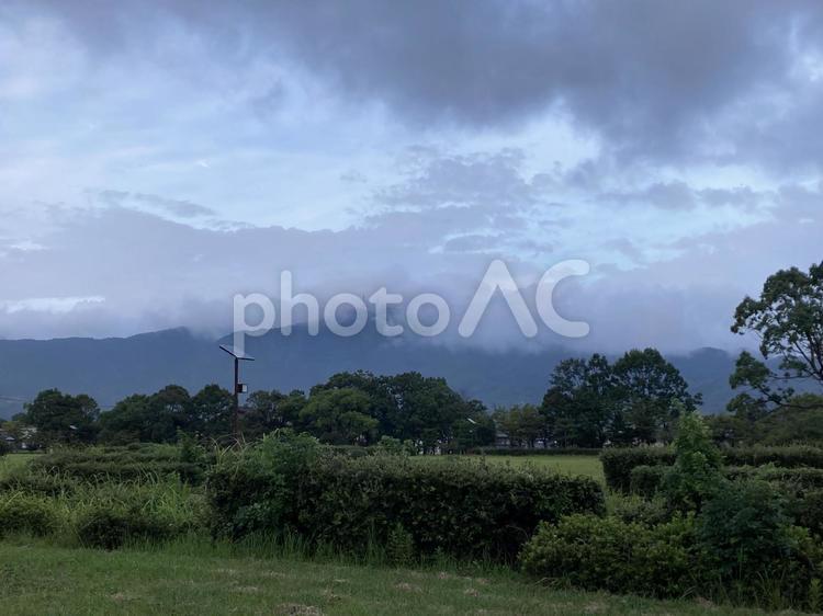 雨雲のかかる夕暮れ 雨雲,夕方,山の写真素材