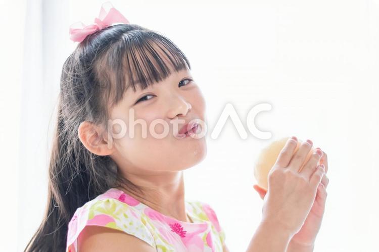 梨を食べる子供 梨,果物,子供の写真素材