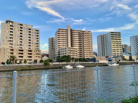 水辺にうつるマンション群とキレイな空 水辺にうつるマンション群とキレイな空 空,青空,雲の写真素材