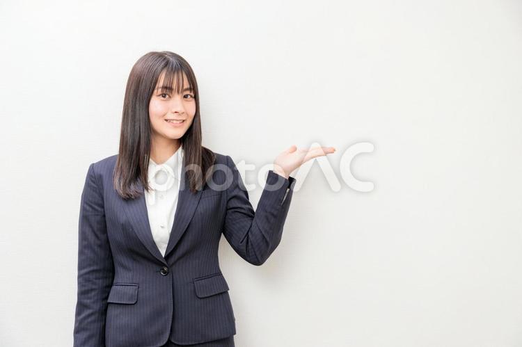 手のひらでオススメのポーズのスーツの女性 転職,新入社員,就活の写真素材
