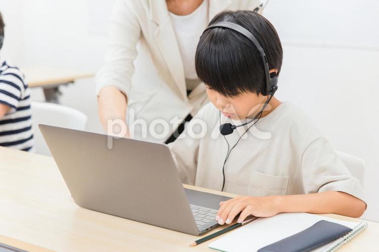 パソコンでプログラミングの勉強をする子供 プログラミング,パソコンスクール,勉強の写真素材
