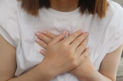 胸に手をあてる女性 胸に手をあてる女性 心配,不安,女性の写真素材