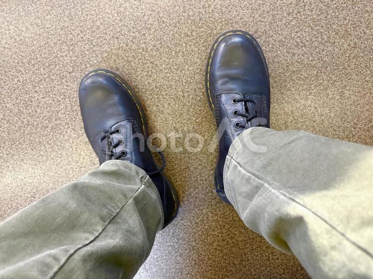 20代　男性のブーツ　 靴元,ブーツ,チノパンの写真素材