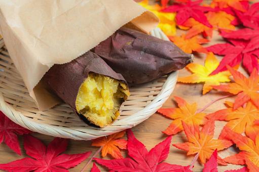 紅葉と焼き芋 (シルクスイート) 紅葉と焼き芋 (シルクスイート) 焼き芋,シルクスイート,さつまいもの写真素材