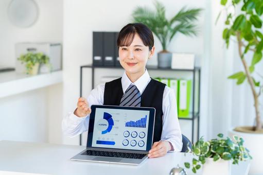 受付のビジネスウーマン 受付,女性,笑顔の写真素材