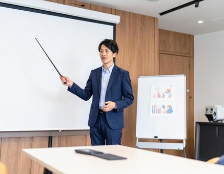 セミナー講師として話す日本人男性 セミナー講師として話す日本人男性の写真