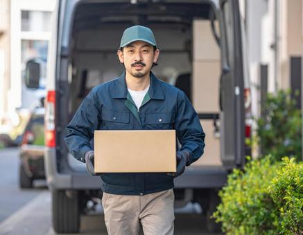 宅配ドライバーとして頑張る男性の配達風景 宅配ドライバーとして頑張る男性の配達風景の写真