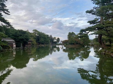 鏡のように映る庭園の湖面 兼六園,庭園,池の写真素材