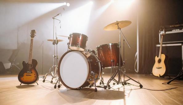 ステージの楽器たち ステージの楽器たちの写真