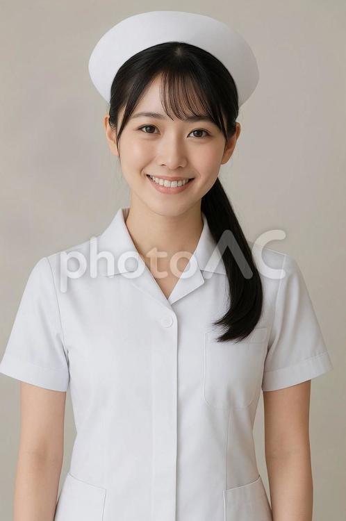 病院で働く笑顔が素敵な女性 女性,微笑む,笑顔の写真素材
