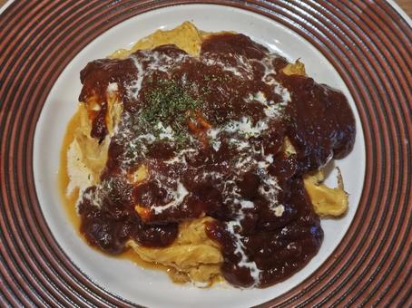 デミグラスソースかけのオムライスの写真