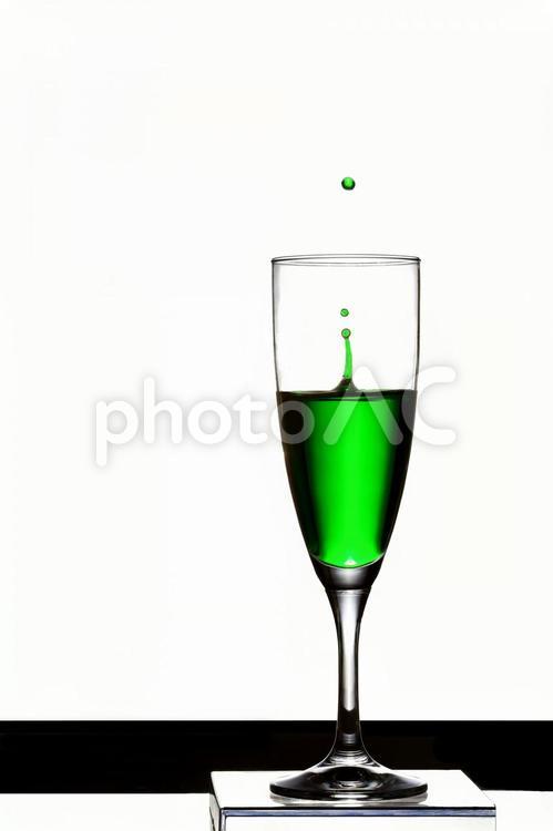 グラスに垂らしたメロンジュースの水滴 水滴,雫,メロンジュースの写真素材