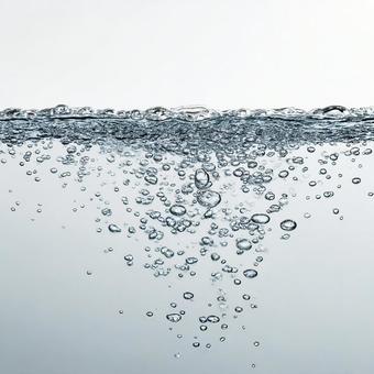 青く輝く水の中に広がる、爽やかな泡の風景 青く輝く水の中に広がる、爽やかな泡の風景の写真