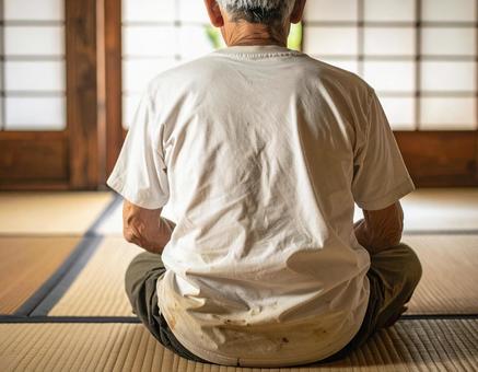 和室に座る高齢男性の後ろ姿 和室に座る高齢男性の後ろ姿の写真