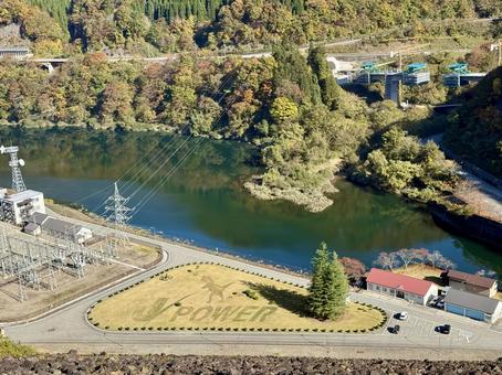 秋の福井県の九頭竜ダム　紅葉に色づく湖 ロックフィルダム,湖,自然の写真素材