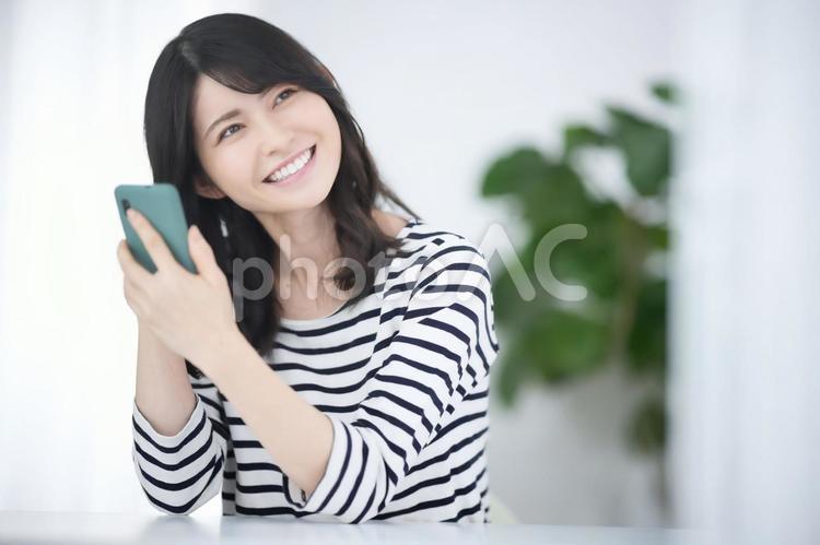 スマホの会話を楽しむ女性 女性,スマホ,会話の写真素材