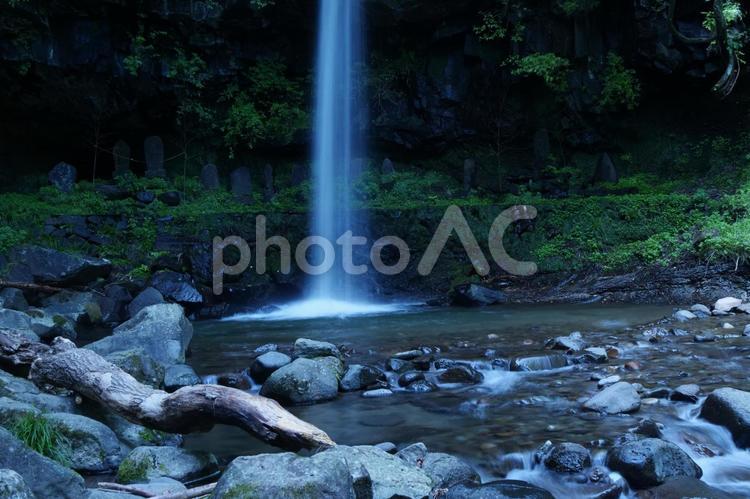 涼し気な滝の風景 滝,仙ヶ滝,滝つぼの写真素材