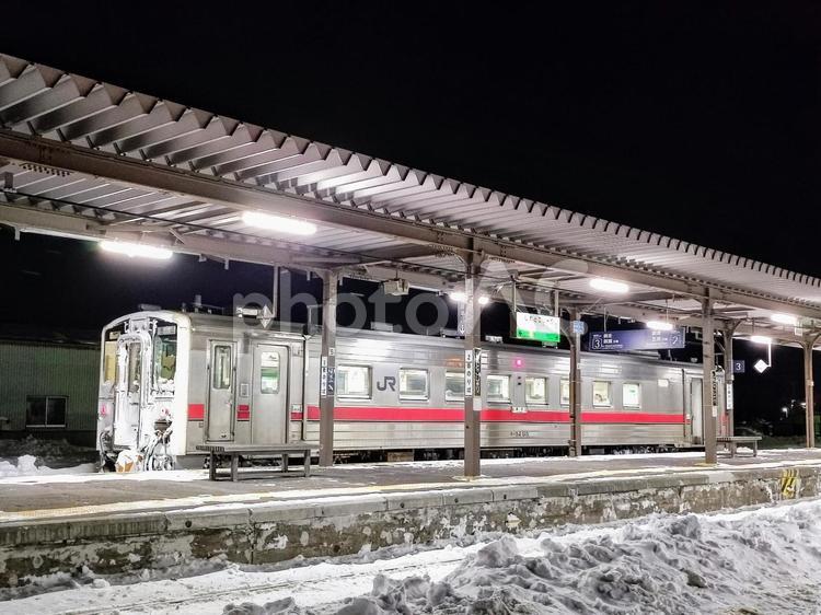 JR釧網本線、知床斜里駅、ホーム 鉄道,交通,電車の写真素材