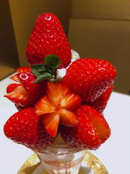 苺パフェ 苺パフェ 苺パフェ,いちご,パフェの写真素材