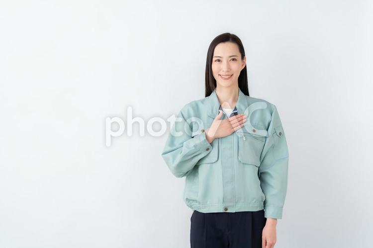 白バックの作業服のビジネスウーマン 不動産,建築,ビジネスの写真素材