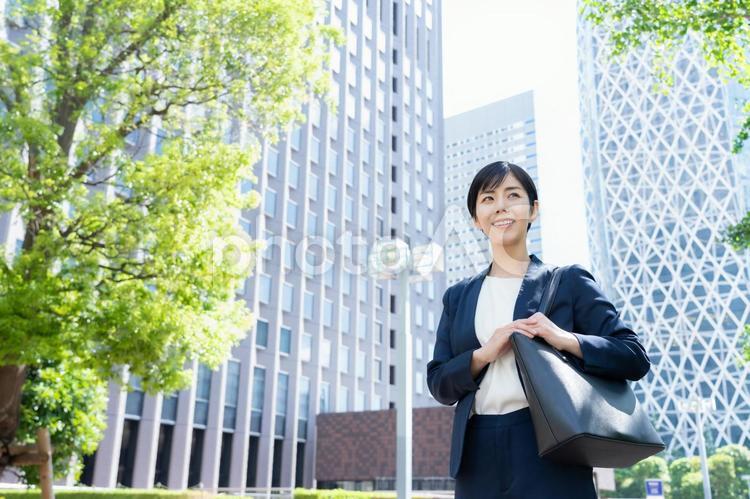 オフィス街で働く若いビジネスウーマン ビジネス,女性,ビジネスウーマンの写真素材
