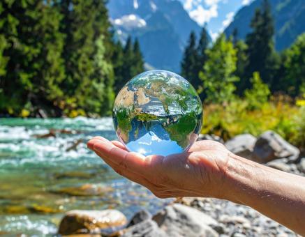 ガラス玉に映る地球と自然の風景の写真