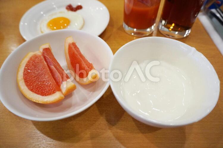 ヨーグルトとフルーツ ヨーグルト,プレーンヨーグルト,無糖ヨーグルトの写真素材