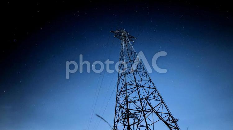 夜の水田にそびえる送電線鉄塔② 鉄塔,送電線,電力の写真素材