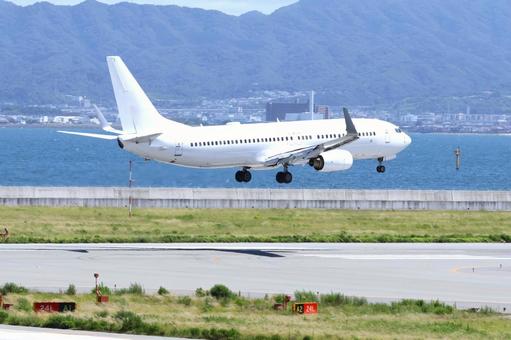 関西国際空港に着陸する飛行機 関西国際空港に着陸する飛行機 関西国際空港,関空,飛行機の写真素材