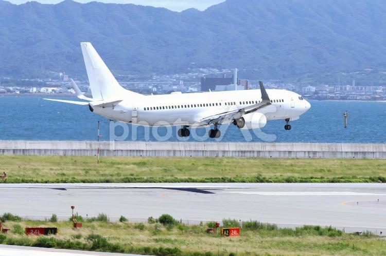 関西国際空港に着陸する飛行機 関西国際空港,関空,飛行機の写真素材