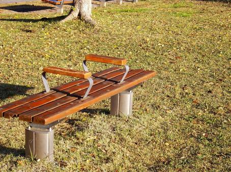 秋の陽ざしに照らされる公園の木製ベンチ 公園,ベンチ,木製ベンチの写真素材