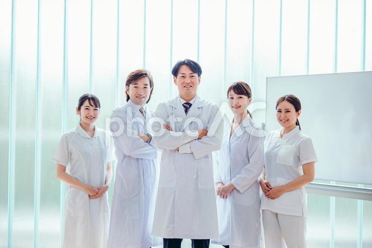 病院で働く日本人の男女（医者・看護師） 医者,病院,看護師の写真素材