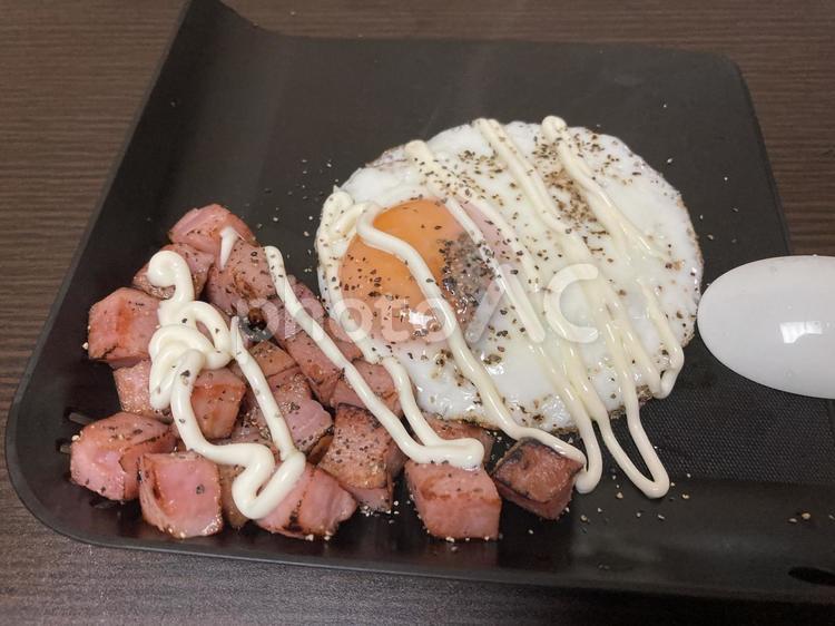 ベーコンと目玉焼き ベーコン,目玉焼き,料理の写真素材