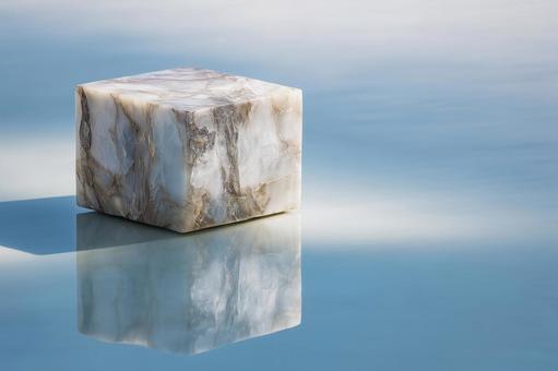 水面に映る天然石の立方体モックアップ 水面に映る天然石の立方体モックアップの写真