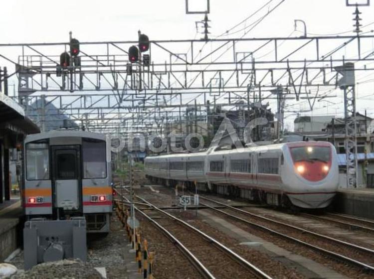 キハ120系と特急はくたか 車両,鉄道,駅の写真素材