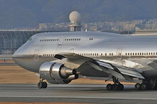 飛行機　ボーイング747　銀 旅客機,航空機,エンジンの写真素材