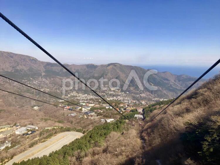 青空と自然を見るロープウェイ 青空,快晴,田舎の写真素材