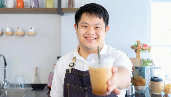 カフェで働くダウン症の男性の笑顔 カフェで働くダウン症の男性の笑顔の写真
