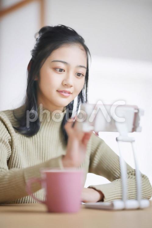 固定したスマホを操作する女性 女性,スマホ,日本人の写真素材