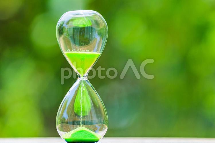 緑ぼかし背景と砂時計 砂時計,時計,時間の写真素材