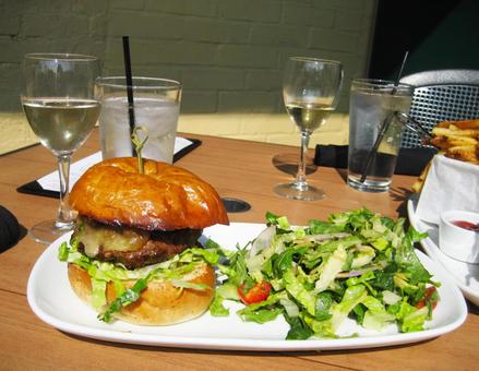 ハンバーガー ハンバーガー ハンバーガー,サラダ,カフェの写真素材