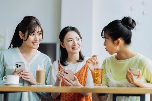 カフェで女子会をする若い女性 カフェで女子会をする若い女性 カフェ,スマートフォン,女子会の写真素材