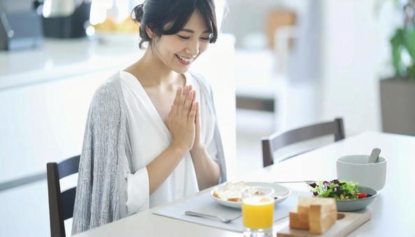 健康的で美しい女性の朝食風景 健康的で美しい女性の朝食風景の写真