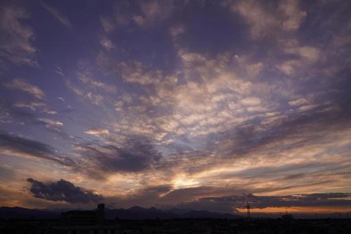 埼玉県上里町の陸橋から夕空と関東山地の写真