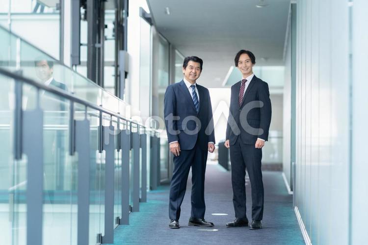 オフィスで打ち合わせをするビジネスマン ビジネス,会議,ビジネスマンの写真素材
