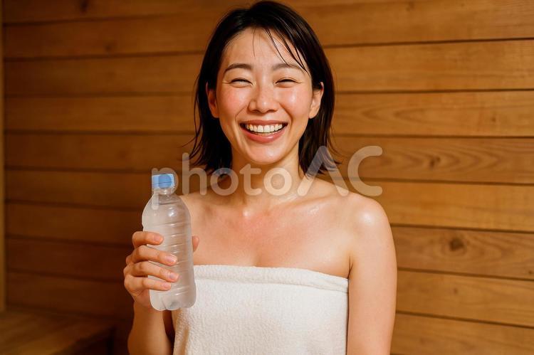 サウナ後の爽快な笑顔 サウナ,女性,笑顔の写真素材