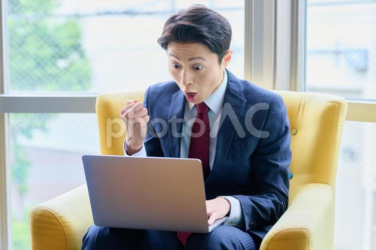 ガッツポーズするビジネスマン　仕事　 ビジネスマン,喜ぶ,ガッツポーズの写真素材